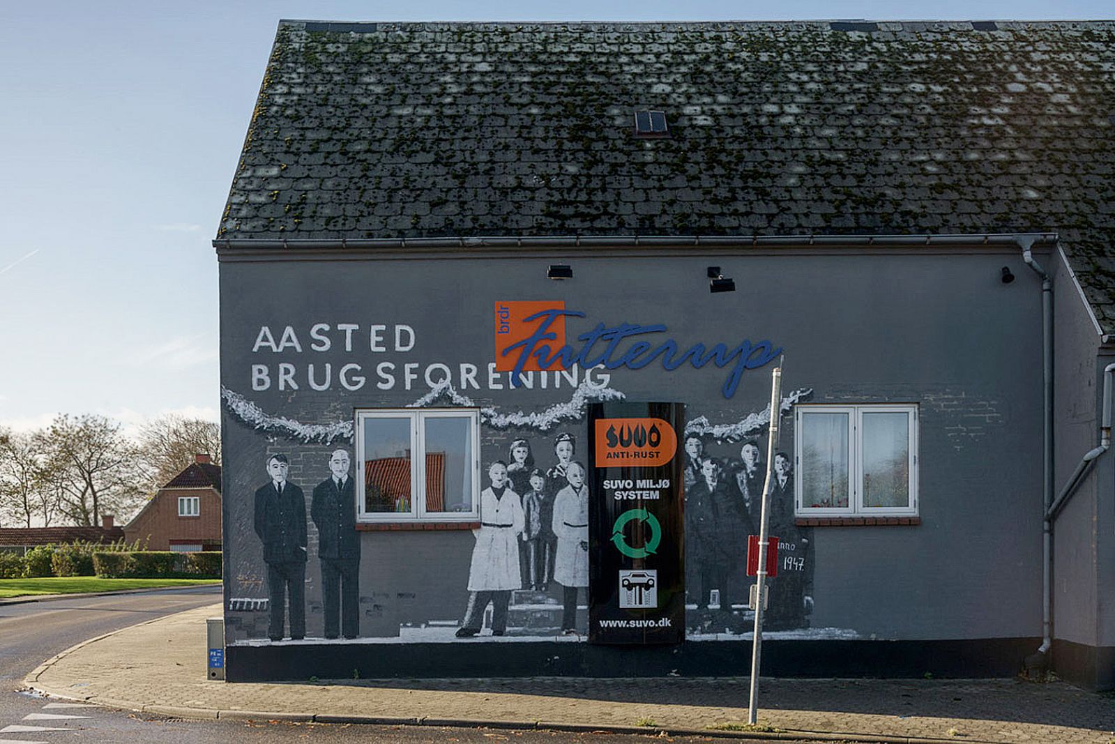 Da kunst skabte fællesskab i landsbyer</br>I Åsteds ’Groundworks’ blev et gammelt arkiv med billeder fra byen - med hjælp fra den irske kunstner Deidre O’Mahony - til et fælles projekt med at male gavlmalerier. </br>Foto: 