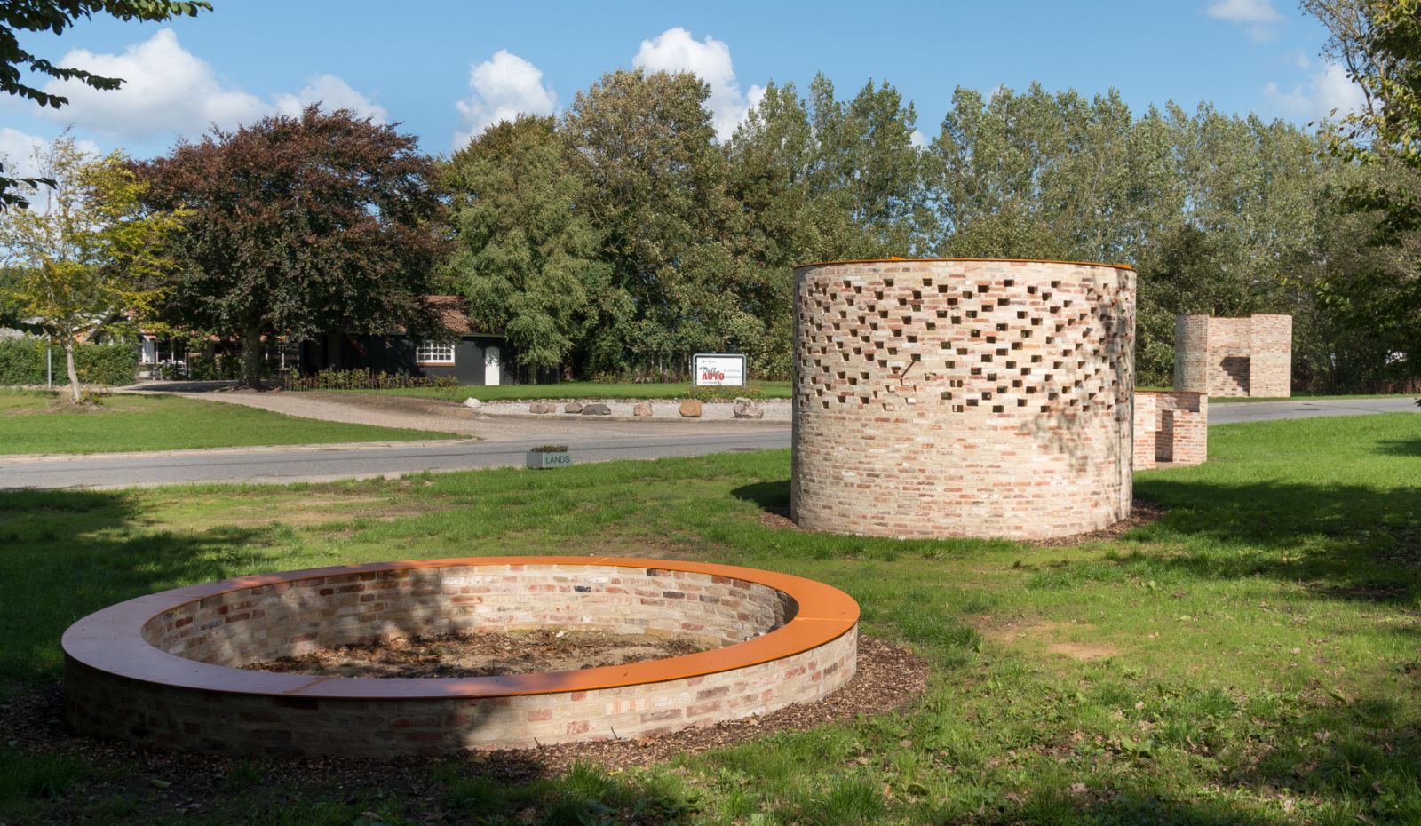 Da kunst skabte fællesskab i landsbyer</br>Junget fik både bålplads og kunstværk, da mursten fra nedrevne huse blev til funktionelle skulpturer på byens nye torv. </br>Foto: Per Andersen