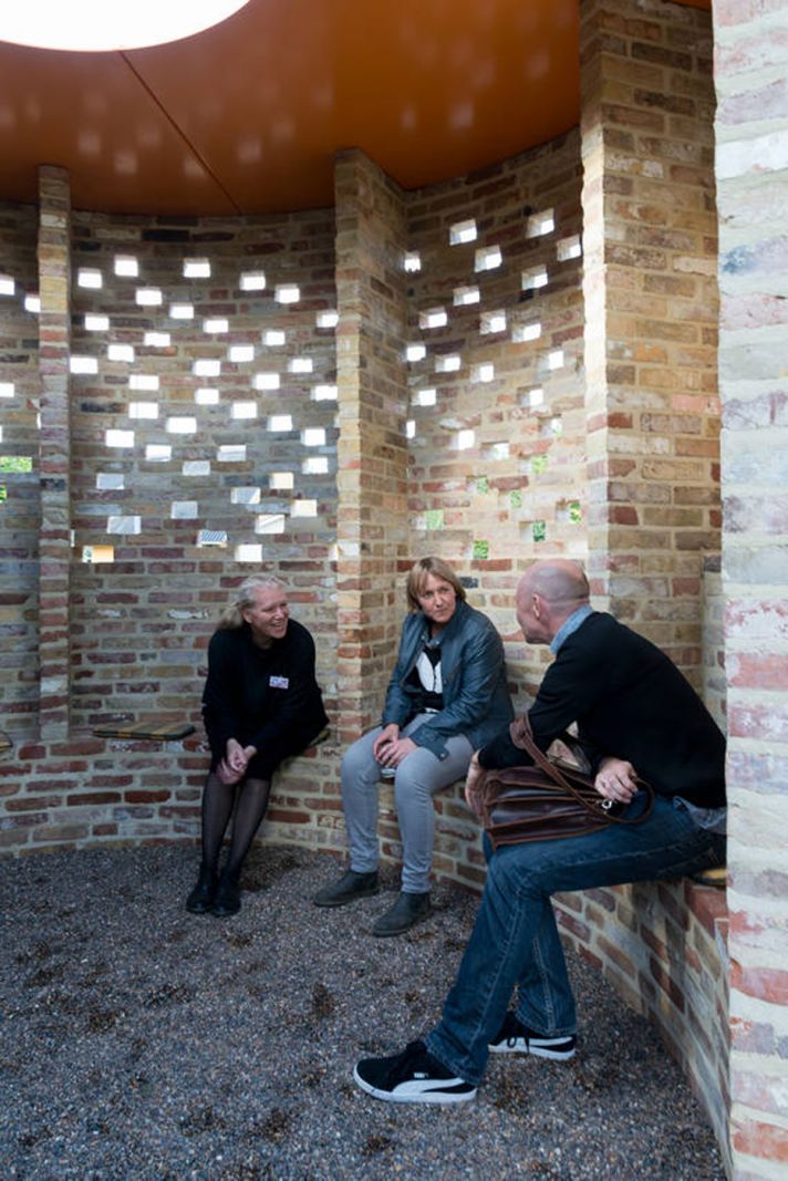 Da kunst skabte fællesskab i landsbyer</br>Junget fik både bålplads og kunstværk, da mursten fra nedrevne huse blev til funktioner skulpturer på byens nye torv. </br>Foto: Kurt Nielsen 