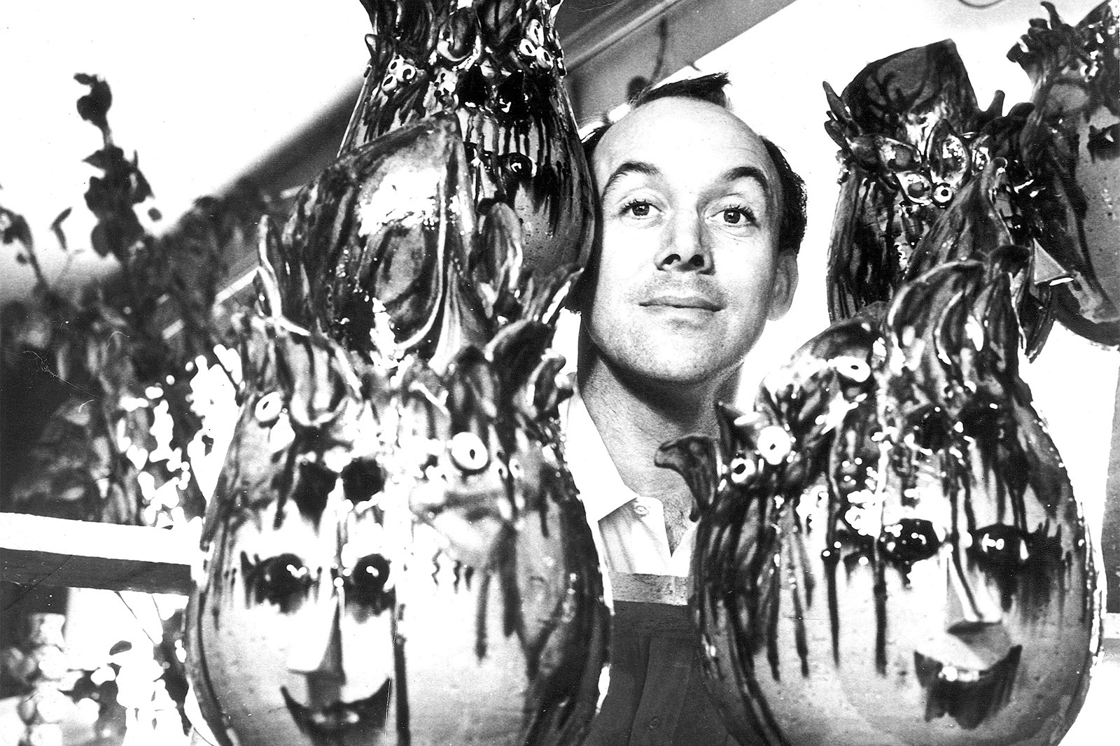 Bjørn Wiinblad var også børnebogsforfatter</br>Bjørn Wiinblad fotograferet blandt den keramik mange nok kender ham bedst for. </br>Foto: PR-foto / Arken - Museum for Moderne Kunst