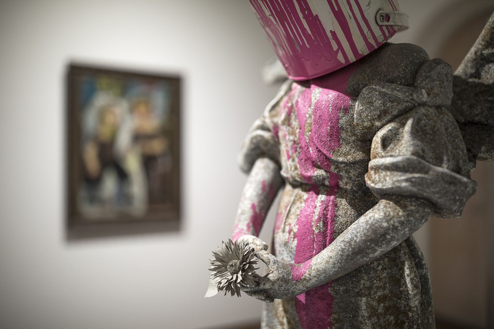 Kampklar kunst slår tilbage på Museum Jorn</br>Banksys Paint Pot Angel</br>Foto: PR-foto / Museum Jorn - Engedalfotografi.dk
