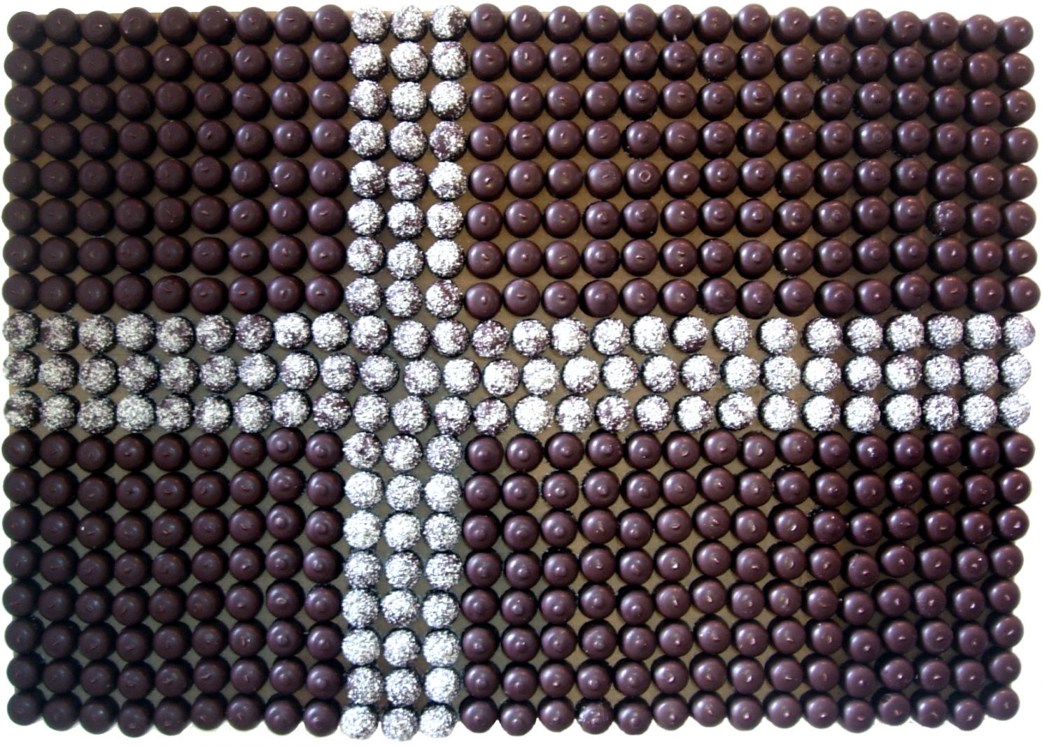 Herfra hvor vi står - 7 museer med  7 udstillinger om national identitet</br>Jeannette Ehlers, Dannebroget, 2006. MDF-plade, 510 flødeboller_ 126 med kokos, 384 uden kokos. Ca. 6 x 85 x 122 cm. vises på Randers Kunstmuseum. </br>Foto: PR-foto / randers Kunstmuseum - Jeanette Ehlers
