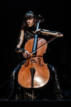 Dukker med store følelser for voksne</br>Cellist fra forestillingen Crash</br>Foto: Søren Meisner