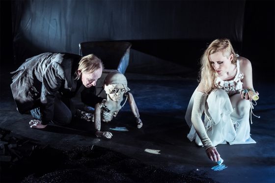 Dukker med store følelser for voksne</br>Fra forestillingen Støv i 2016<br />Svend E. Kristensen og sopran Nina Sveistrup Clausen</br>Foto: Søren Meisner 