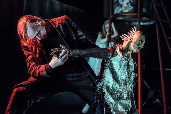 Dukker med store følelser for voksne</br>Fra forestillingen Støv i 2016</br>Foto: Søren Meisner