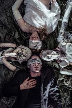 Dukker med store følelser for voksne</br>Fra forestillingen Støv i 2016<br />Svend E. Kristensen og sopran Nina Sveistrup Clausen</br>Foto: Søren Meisner