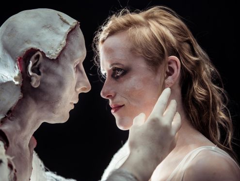 Dukker med store følelser for voksne</br>Fra forestillingen Støv i 2016</br>Foto: Søren Meisner 