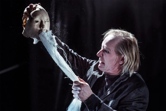 Dukker med store følelser for voksne</br>Fra forestillingen Støv i 2016, Svend E. Kristensen.</br>Foto: Søren Meisner 