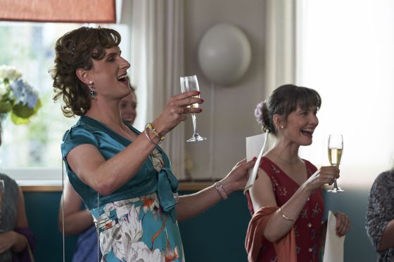 Ny dansk film udfordrer familiefilm-genren og lader far skifte køn</br>Still fra ‘En helt almindelig familie’. Mikkel Boe Følsgaard som faren og  Neel Rønholt som moren.</br>Foto: PR-foto