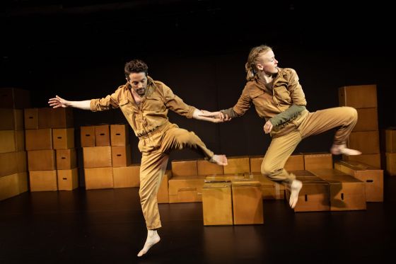 Det er ikke altid en dans på roser at være delebarn</br>Fra forestillingen En hel er en halv og to kvarte. </br>Foto: Søren Meisner