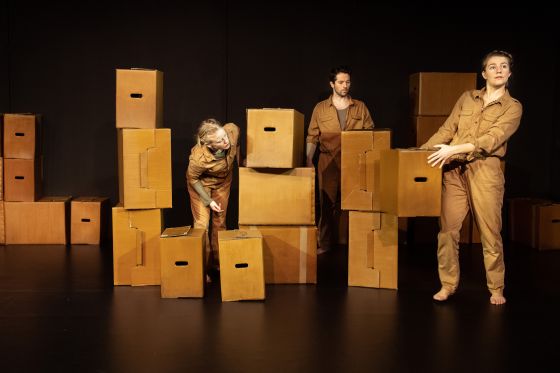 Det er ikke altid en dans på roser at være delebarn</br>Fra forestillingen En hel er en halv og to kvarte. </br>Foto: Søren Meisner