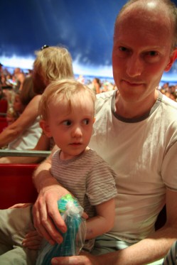 Plads til nydning</br>Cirkus Summarums premiere var på en af årets varmeste dage. Her sidder Bjørke hos sin far i forestillingens pause.</br>Foto: Marie Norman Nyeng