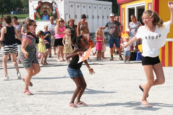 Plads til nydning</br>Der er dans for alle på cirkuspladsen inden forestillingen til tonerne af cirkusdirektøren Kajs mambo fra Cirkus Summarum 2011. </br>Foto: Marie Norman Nyeng
