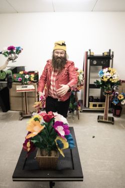 Onkel Reje øver på sit Mega Heavy Trylleshow</br>Til det mega heavy trylleshow har Mads Geertsen taget gamle kendinge som den oversavede dame med og givet hende et Onkel Rej-isk twist.<br /></br>Foto: Hekke Arensbak Hansen