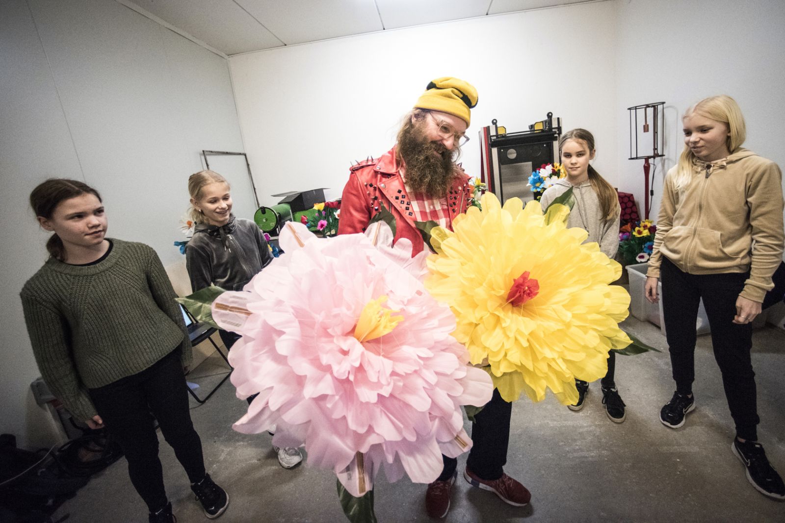 Onkel Reje øver på sit Mega Heavy Trylleshow</br>En popkornkanon og blomster i alle former og farver. Det er sjovt at finde de mange ting. Onkel Reje leder gerne efter ældre tryllesæt, så de har en historie med sig. Og patina. Ikke at forglemme. </br>Foto: Hekke Arensbak Hansen