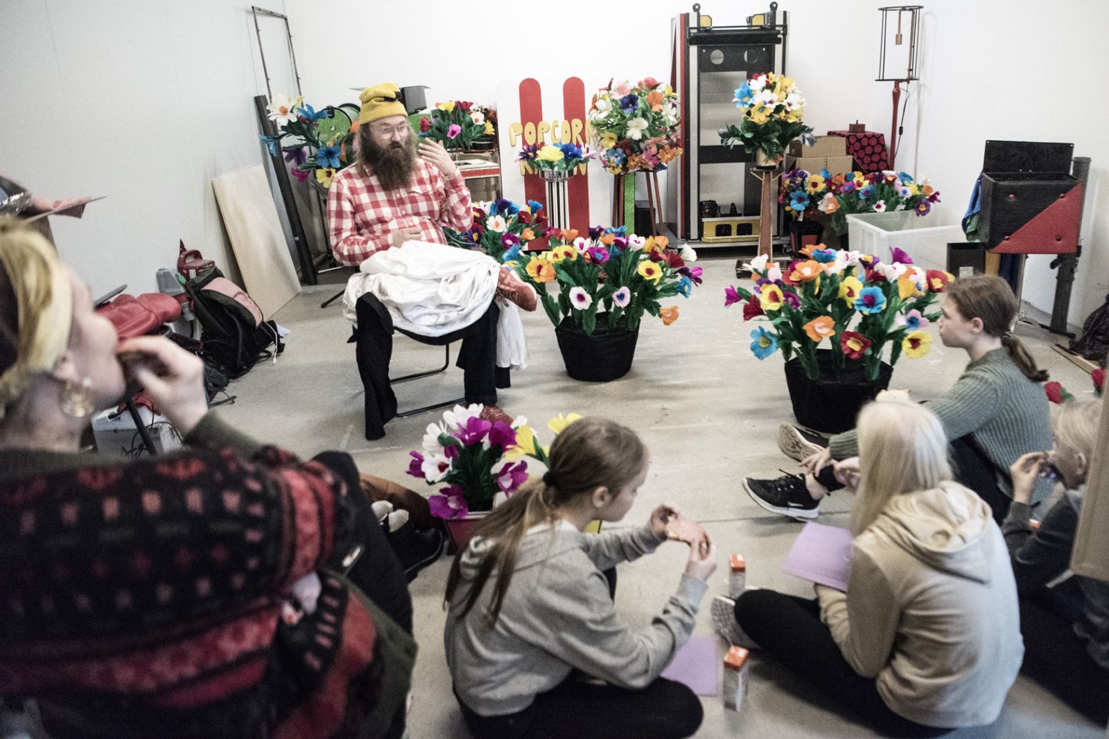 Onkel Reje øver på sit Mega Heavy Trylleshow</br>så er der pause. Der bliver serveret håndmadder og IceThe på gulvet i det lille showroom. Rundt langs væggene står færdige remedier, der er klar til brug. </br>Foto: Hekke Arensbak Hansen