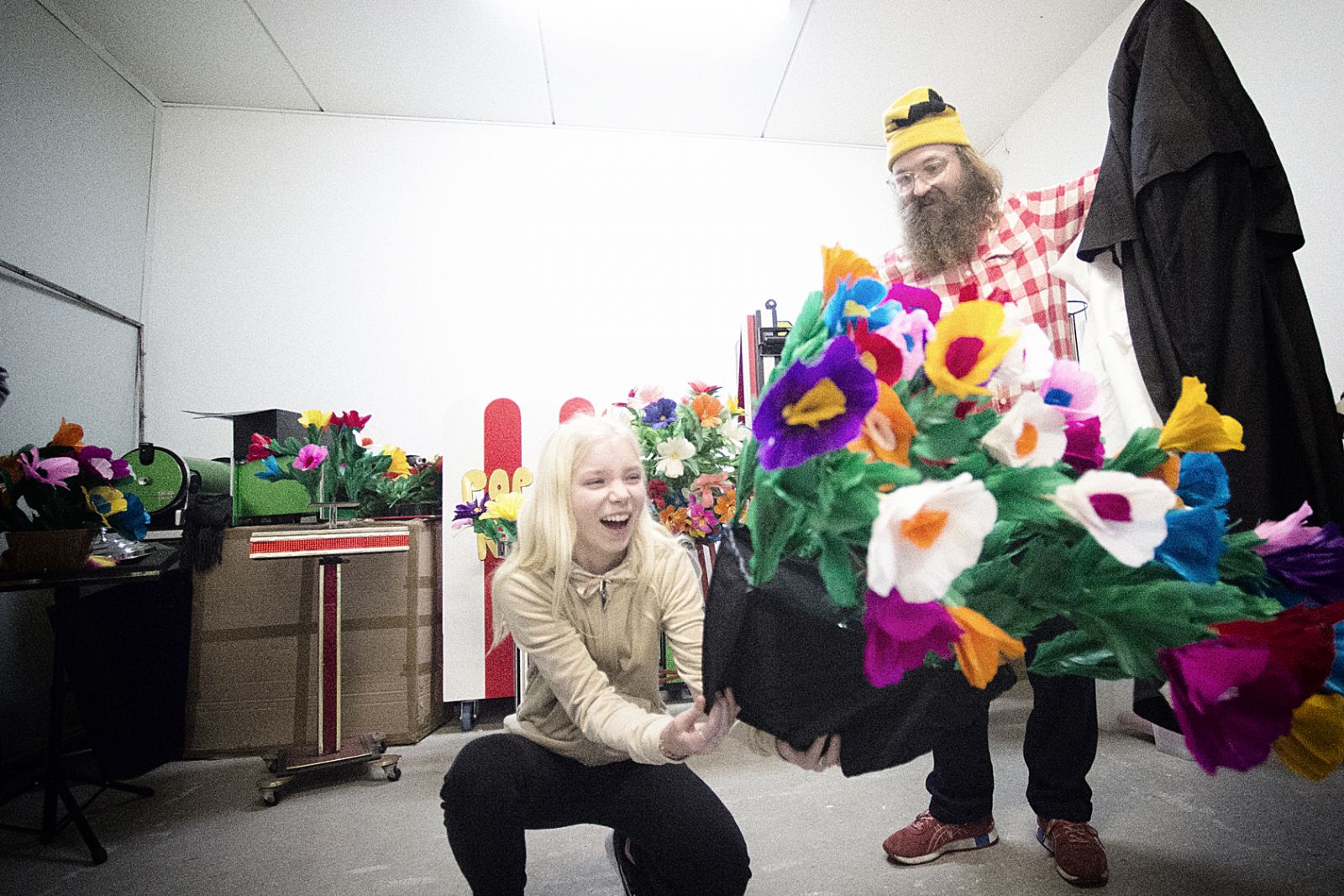 Onkel Reje øver på sit Mega Heavy Trylleshow</br>Brille har fået timeout til dagens øver, så det er kun Mads Geertsen alias den kække søulk fra Ramasjang Onkel Reje, der tager imod. </br>Foto: Hekke Arensbak Hansen