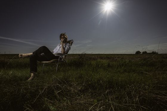 En perfektionists hyldest til det uperfekte</br>”Der er så meget i radioen, der lyder som det samme. Alle de små ting, der gør det menneskeligt bliver mixet og produceret væk. Jeg synes de fedeste plader er propfyldt med fejl. På det punkt er jeg måske lidt gammeldags,” siger Niklas Runge</br>Foto: Anders M. Teibel