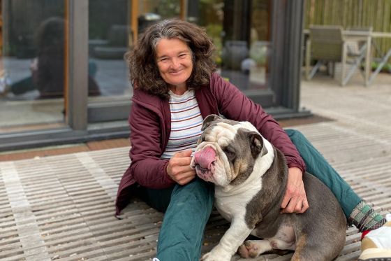 Ny online festival med store danske navne begynder i dag i Finn Juhls sommerhus</br>Birgit Lyngbye Pedersen sammen med sin engelske bulldog, som har lagt navn til Brodie Sessions.</br>Foto: PR-foto 