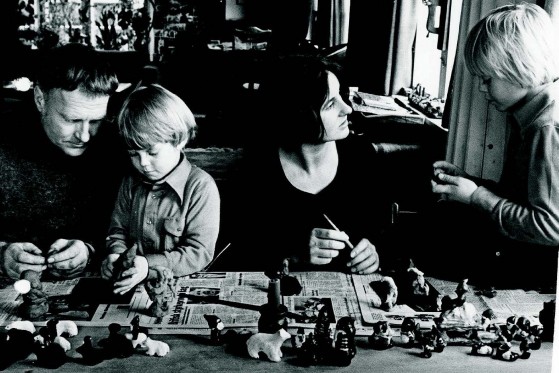 Alt det folk kan være, kan jeg være som tegner</br>Ib Spang Olsen sammen med sin familie i 1969.</br>Foto: PR-foto / Lindhardt og RInghof
