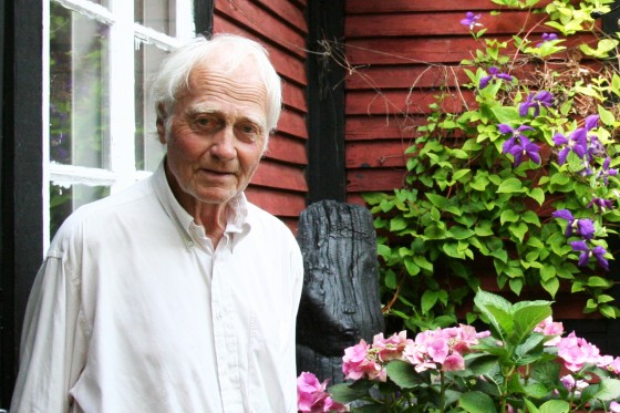 Alt det folk kan være, kan jeg være som tegner</br>Ib Spang Olsen i sin have i Bagsværd.</br>Foto: Marie Nyeng 