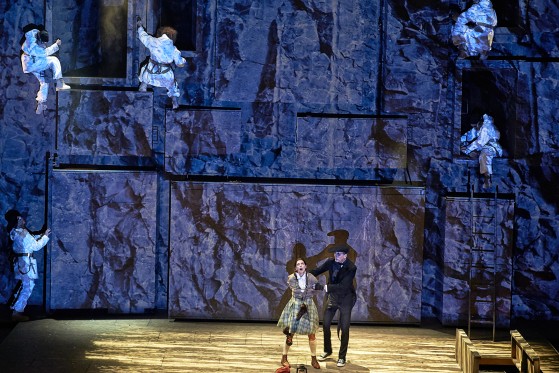Træk troldsplinten ud af øjet og se det gode i verden</br>Scenografien er bygget som en stor julekalender. Avanceret lys forvandler den undervejs.</br>Foto: PR-foto / Aarhus Teater – Rasmus Baaner