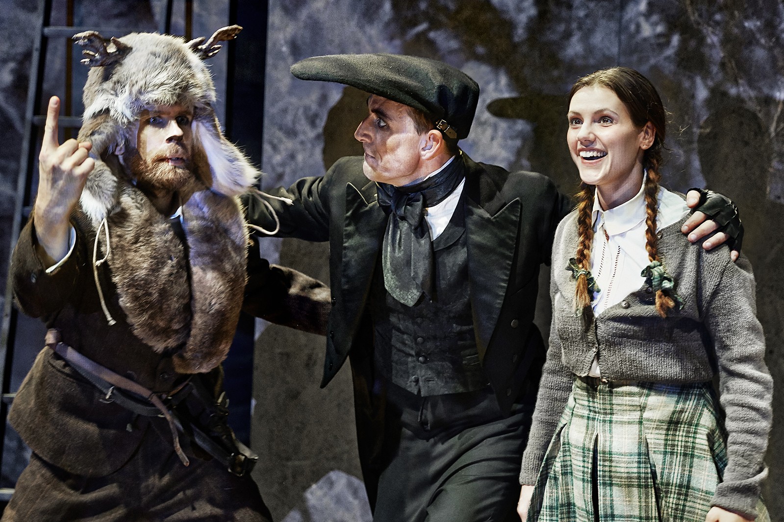 Træk troldsplinten ud af øjet og se det gode i verden</br>B ørn kan identificerer sig med de to dyr på scenen, som er i gang med at finde ud af, hvordan man begår sig i verden.</br>Foto: PR-foto / Aarhus Teater – Rasmus Baaner