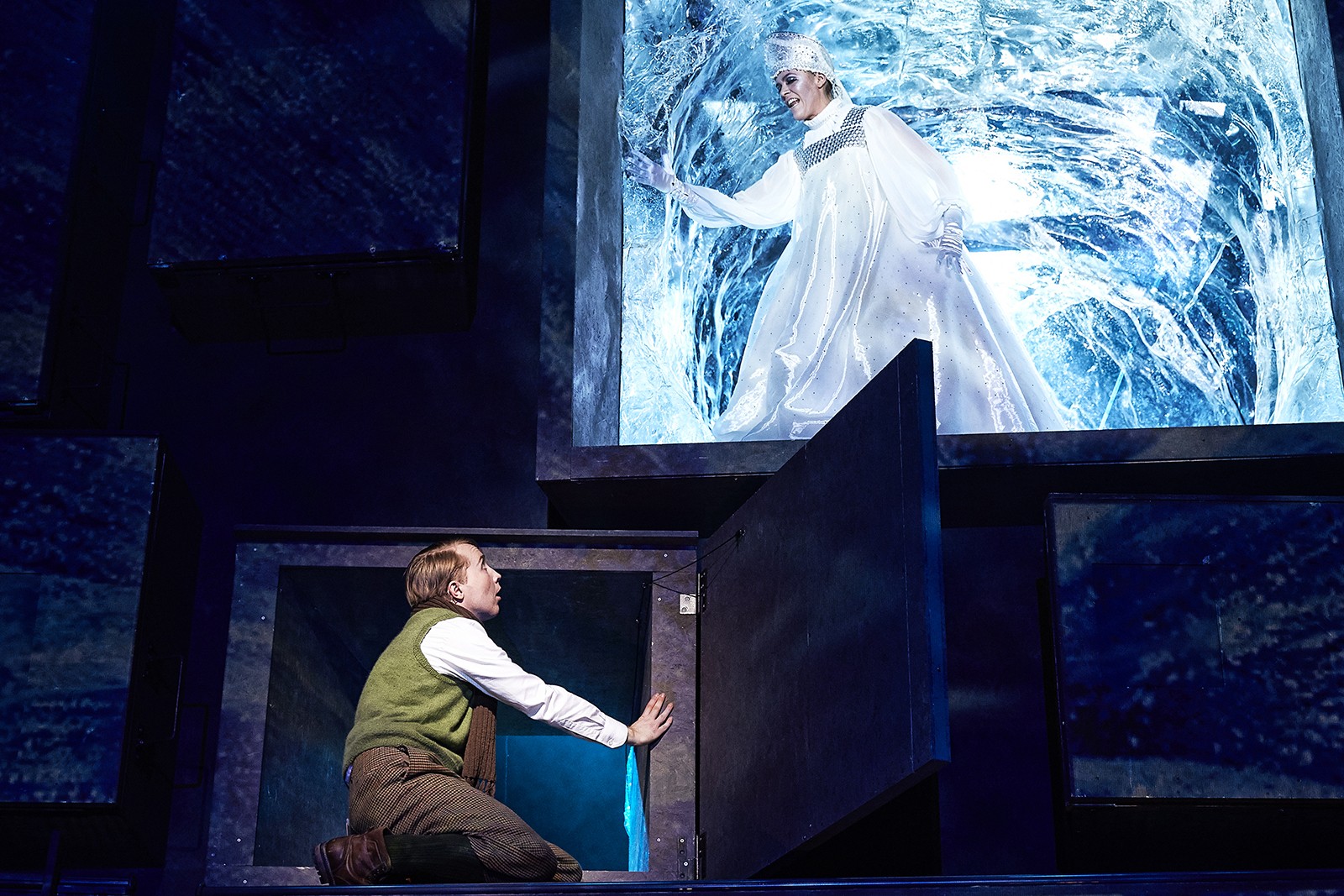 Træk troldsplinten ud af øjet og se det gode i verden</br>Med troldsplinten i øjet er Kay fascineret af den smukke snedronning.</br>Foto: PR-foto / Aarhus Teater – Rasmus Baaner