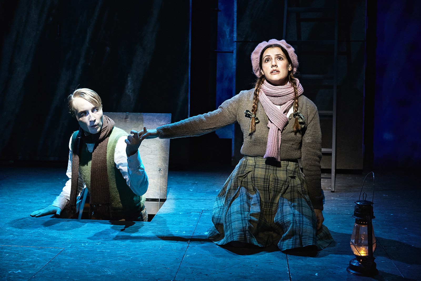 Træk troldsplinten ud af øjet og se det gode i verden</br></br>Foto: PR-foto / Aarhus Teater – Rasmus Baaner