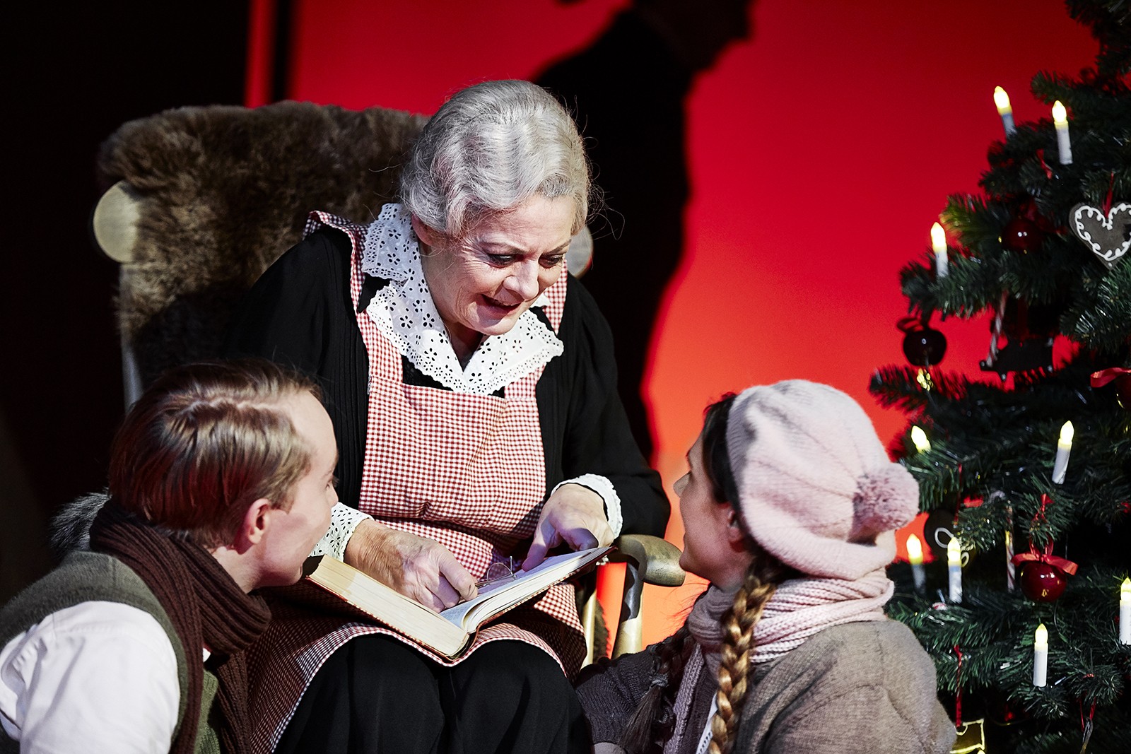 Træk troldsplinten ud af øjet og se det gode i verden</br>Hvert sted i historien foregår i sin egen tidsepoke.</br>Foto: PR-foto / Aarhus Teater – Rasmus Baaner