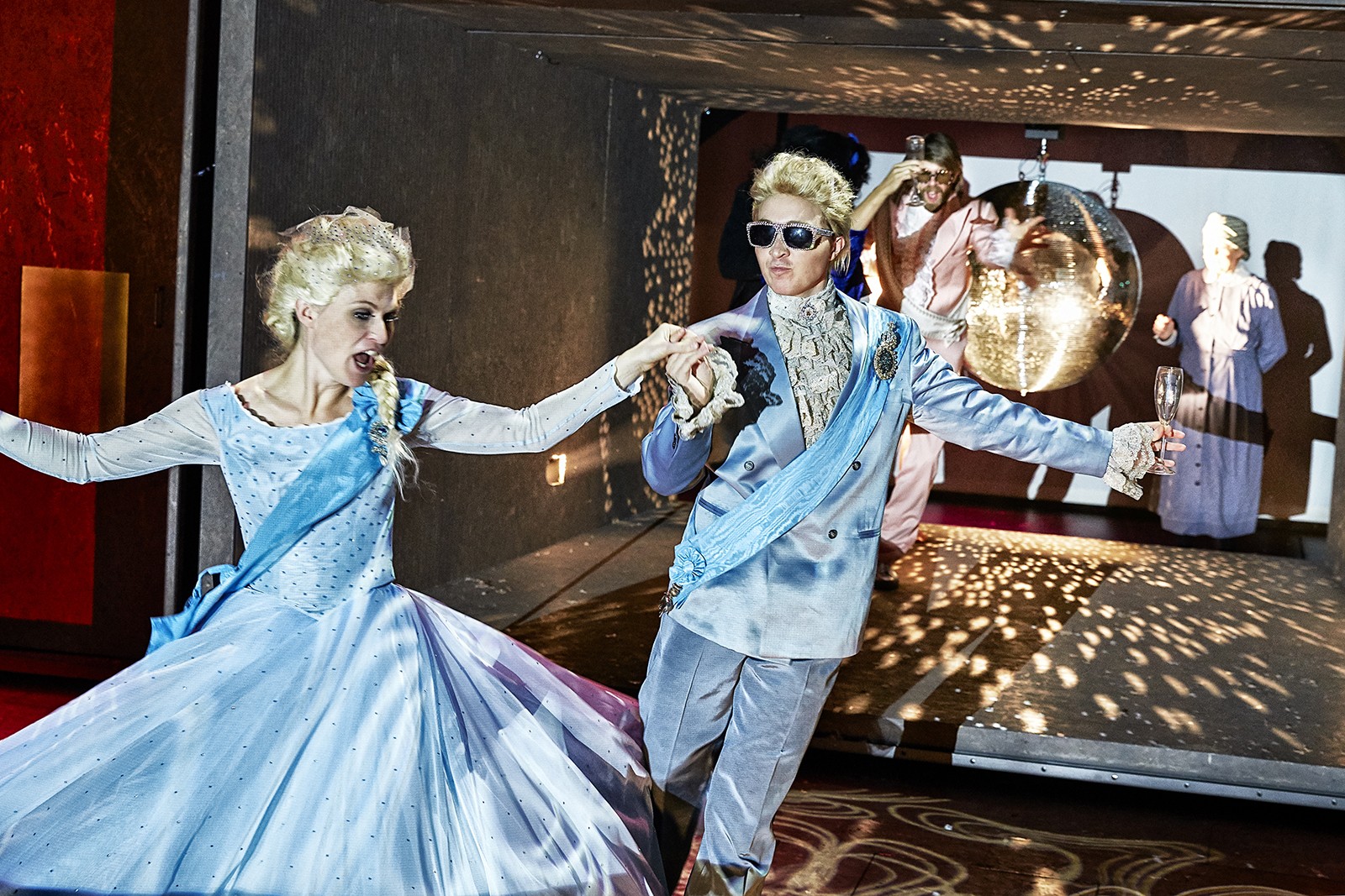 Træk troldsplinten ud af øjet og se det gode i verden</br>Referencer til historiske epoker understreger eventyret, også når der er bryllupsfest med 80'er pasteller og skulderpuder.</br>Foto: PR-foto / Aarhus Teater – Rasmus Baaner