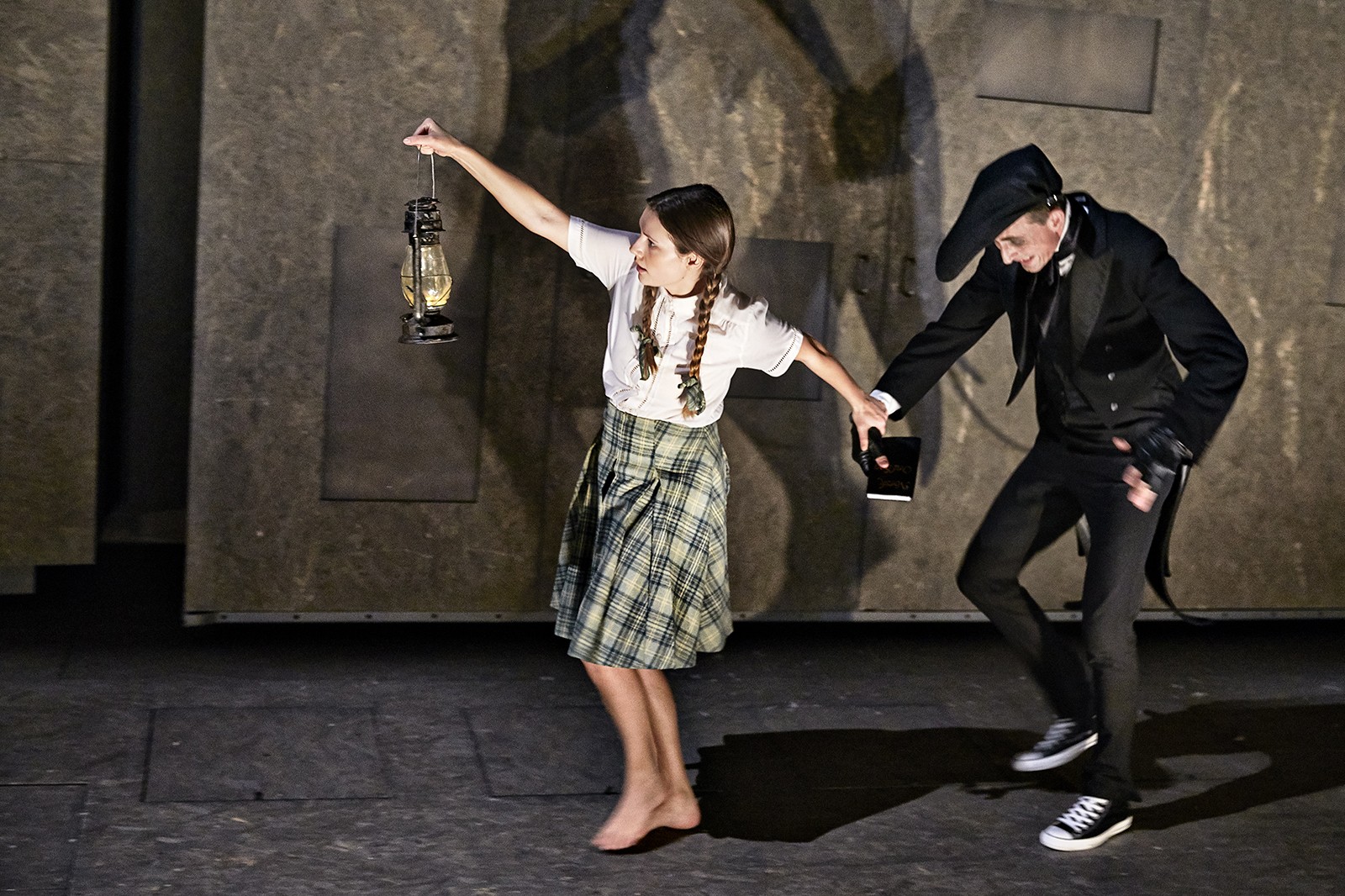 Træk troldsplinten ud af øjet og se det gode i verden</br>Gerda får hjælp af en Krage der minder om H. C. Andersen.</br>Foto: PR-foto / Aarhus Teater – Rasmus Baaner