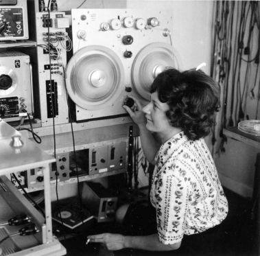 Ny plads ved Godsbanen i Aarhus opkaldes efter musikpioner Else Marie Pade</br>Else Marie Pade på Danmarks Radio i 1962.</br>Foto:  Else Marie Pade, DR.