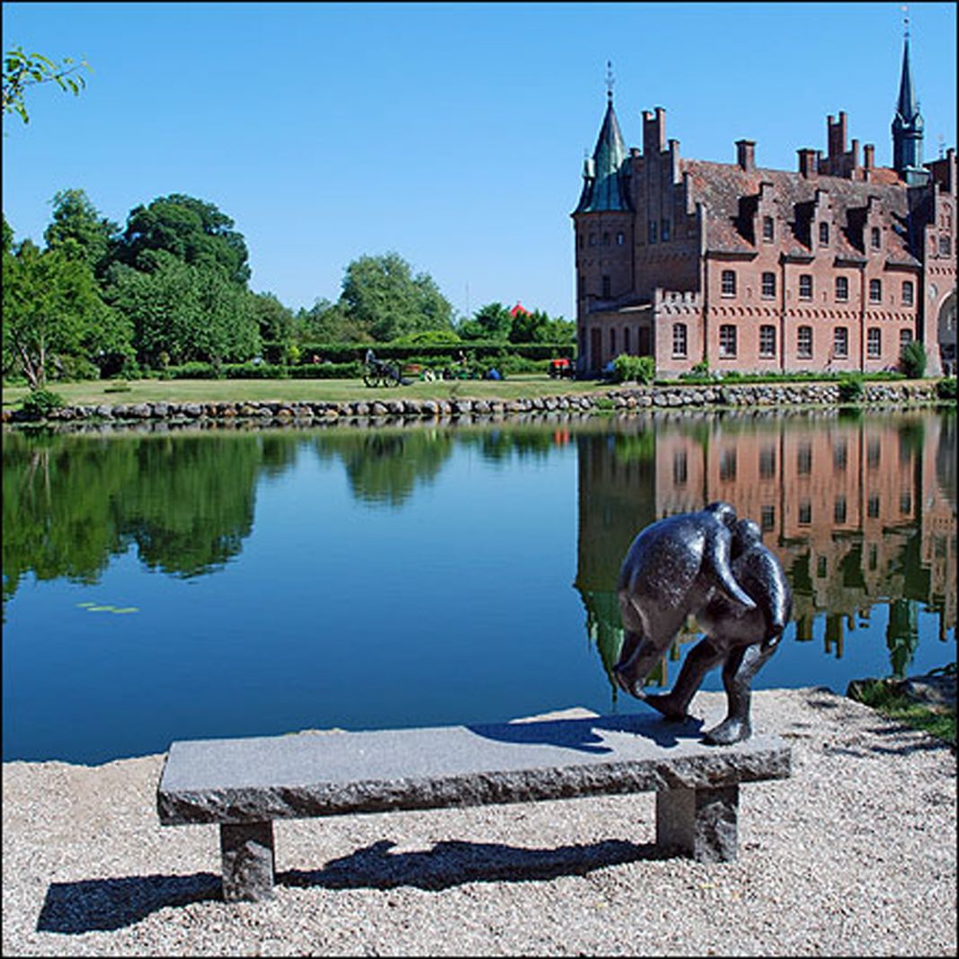 Egeskov slotspark er også blevet til et stort udendørs galleri</br>Kys på bænk af Kjeld Modeholm</br>Foto: Egeskov Slot