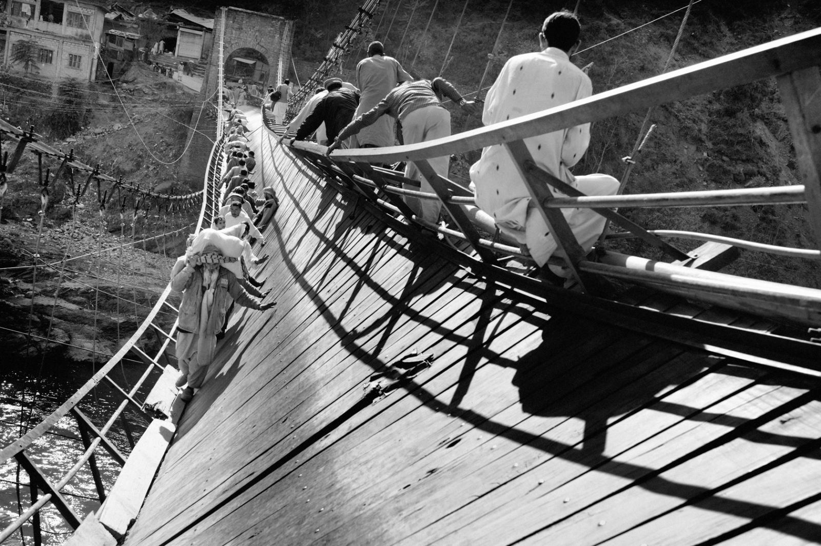 Jan Grarup fotograferer det gode og  det onde i mennesket</br>Hængebroen i Kashmir efter jordskælvet i 2005</br>Foto: Jan Grarup - www.madebygrarup.com