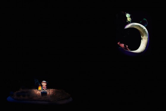 Når leg spiller hovedrollen</br>I mange af Teater Refleksions forestillinger forsvinder dukkeførerne næsten i mørket.</br>Foto: PR-foto / Teater Refleksion – Anita Murphy