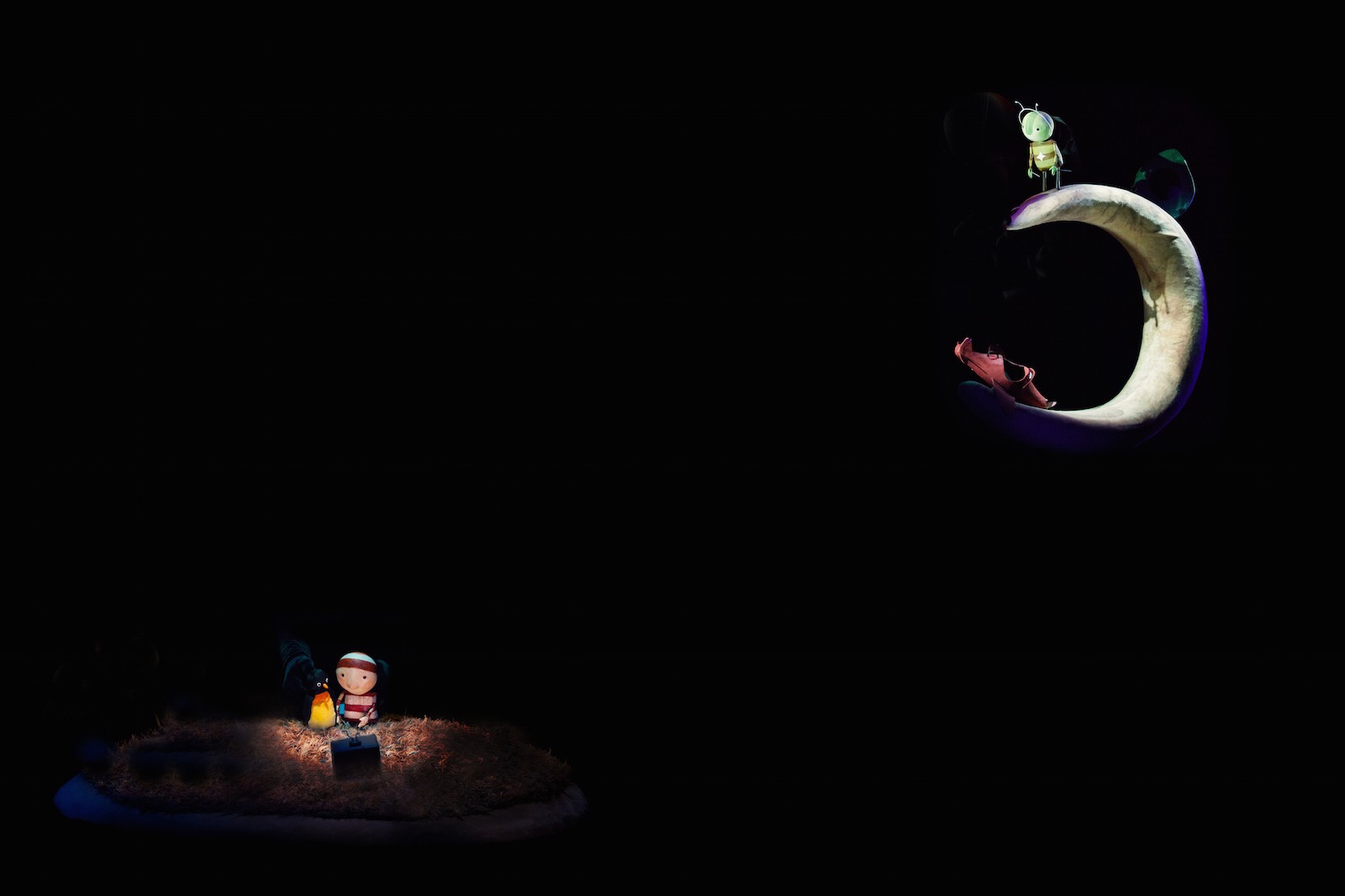 Når leg spiller hovedrollen</br>I mange af Teater Refleksions forestillinger forsvinder dukkeførerne næsten i mørket.</br>Foto: PR-foto / Teater Refleksion – Anita Murphy