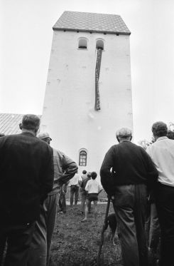 Da revolutionen kom til Hjardemål i Thy</br>Kunstnerne fra Thy-lejeren havde planlagt at være i kirken i en uge. Men de blev smidt ud efter 18 timer. </br>Foto: Lokalhistorisk Arkiv for Thisted Kommune – Tage Jensen