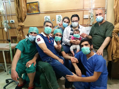 En syrisk mors ukuelige håb er blevet til filmen ‘Til Sama’</br> Hamza, Sama og læger/sygeplejere på al-Quds hospital, som Hamza startede i 2012 i Øst Aleppo.</br>Foto: PR-foto / Øst for Paradis