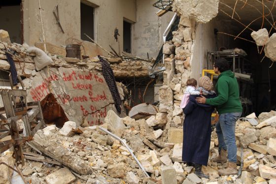 En syrisk mors ukuelige håb er blevet til filmen ‘Til Sama’</br>Waad, Hamza and Sama kigger på graffiti, som de malede på en udbombet bygning som protest mod tvangsforflytningen af civile i Øst Aleppo, som syriske regeringstropper og deres russiske og iranske allierede stod bag i december 2016.<br /></br>Foto: PR-foto / Øst for Paradis