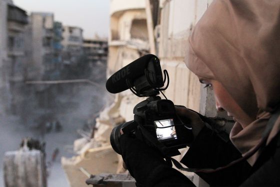 En syrisk mors ukuelige håb er blevet til filmen ‘Til Sama’</br>Waad al-Kateab filmer en bygning som bliver bombet i Øst Aleppo i oktober 2016.</br>Foto: PR-foto / Øst for Paradis