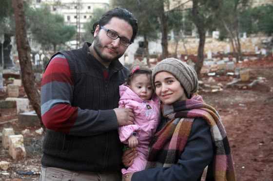 En syrisk mors ukuelige håb er blevet til filmen ‘Til Sama’</br>Hamza, Sama og Waad al-Kateab fra filmen ‘Til Sama’.</br>Foto: PR-foto / Øst for Paradis