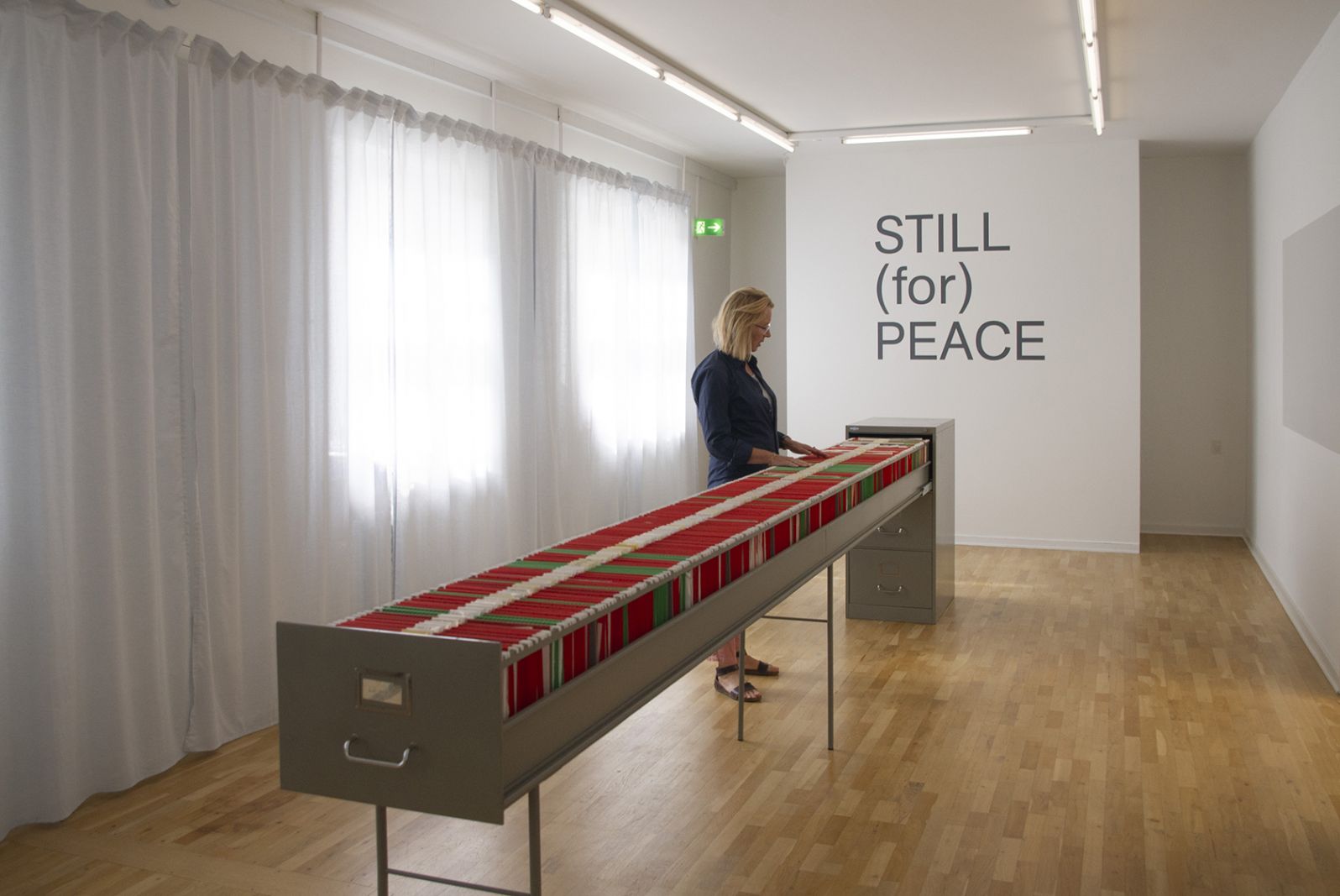 Fredsskulpturen der skabte røre i andedammen</br>Arkivet 532 meter 1 / 100.000 af Linien-Lyset, 2020. Elle-Mie Ejdrup Hansen, STILL (for) PEACE, 2020, Viborg Kunsthal.</br>Foto: Camilla Davidsen