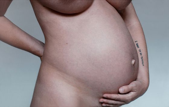 Mødre fra 500 års kunsthistorie får stemmer af vor tids forfattere</br>Gudrun Hasle, ‘Uden titel (I have to be perfect)’, 2013. Galleri Tom Christoffersen/Gudrun Hasle</br>Foto: PR-foto / Nivaagaards Malerisamling - Gudrun Hasle