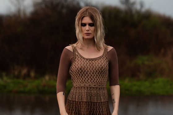 Myrkur er nybagt mor  - fra tung metal til folkemusik</br>Amalie Bruun har tatoveret tegningen af en slange, som har slugt en elefant fra Den lille prins på sin ene arm. </br>Foto: Shawn Brackbill