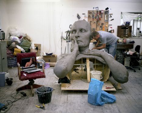 I værkstedet hos Boys far Ron Mueck</br>‘Dead Dad’, som ligger på gulvet er cirka en tredjedel af naturlig størrelse og Ron Mueck har brugt sit eget hår til skulpturens paryk. <br /></br>Foto: Gautier Deblonde