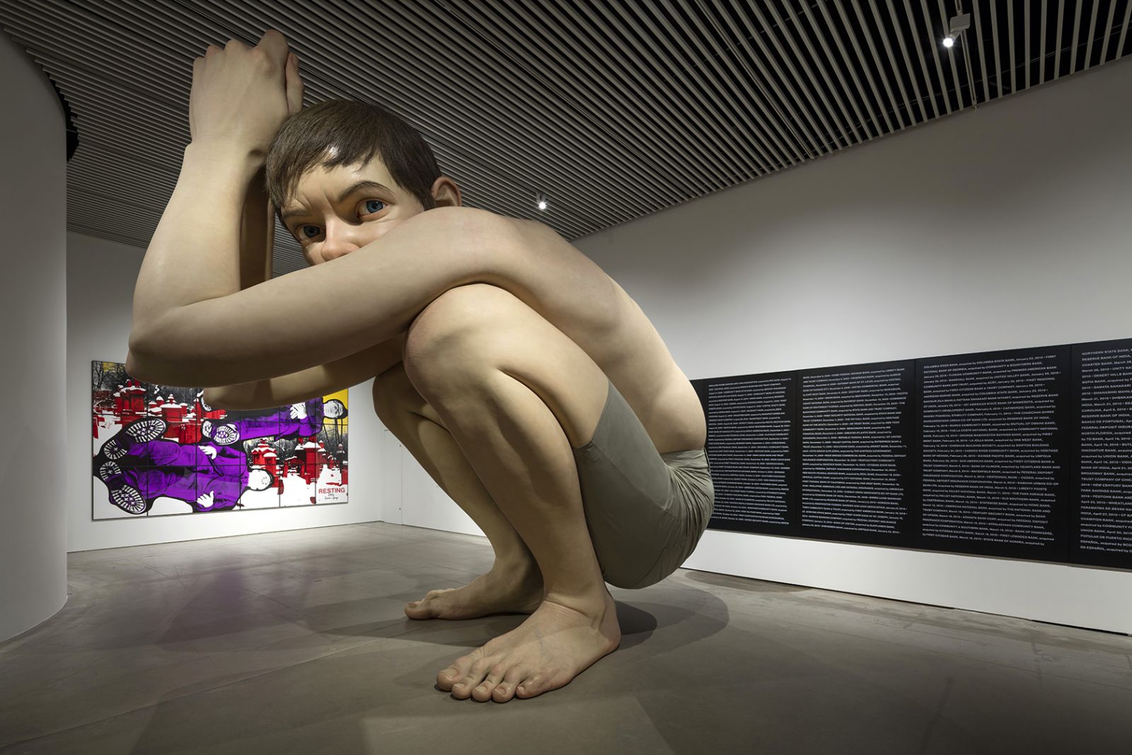 I værkstedet hos Boys far Ron Mueck</br>Han sidder der stadig helt sammenbøjet. Han er blevet flyttet fra det store åbne område midt i museet til et af gallerierne. Her vil han ikke kunne rejse sig, hvis han en dag skulle blive træt af at sidde der.
<br />I værkstedet hos Ron Mueck.
<br /></br>Foto: PR-foto / ARoS - Anders Sune Berg