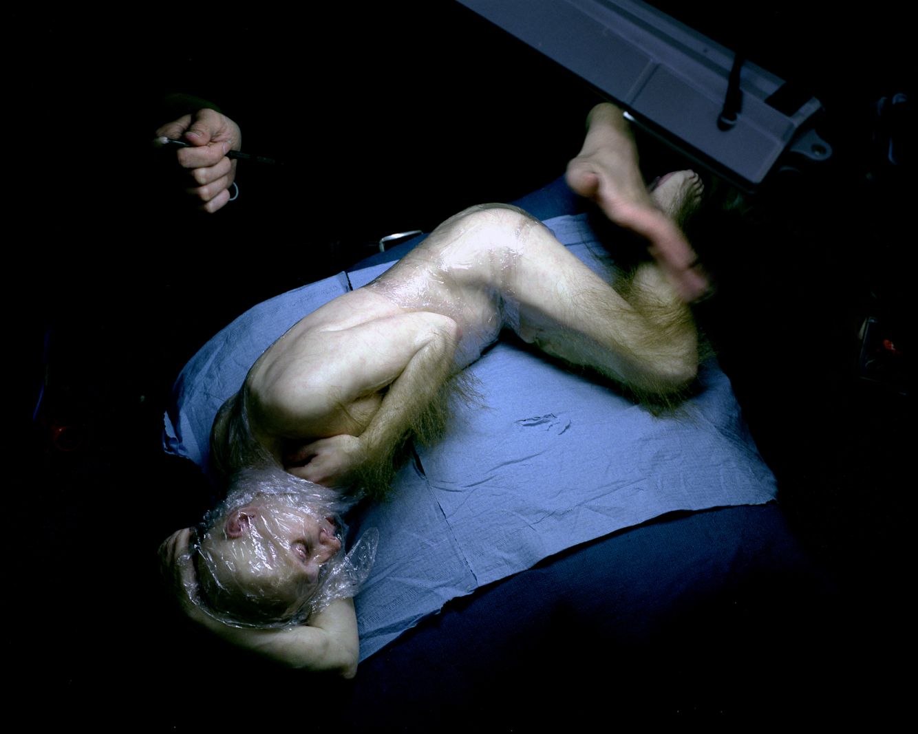 I værkstedet hos Boys far Ron Mueck</br> I 1996 kastede han sig ind i kunstbranchen og begyndte at lave “rigtige” skulpturer. Hans gennembrudsværk blev skulpturen ‘Dead Dad’, som han modellerede efter sin døde far. </br>Foto: Gautier Deblonde