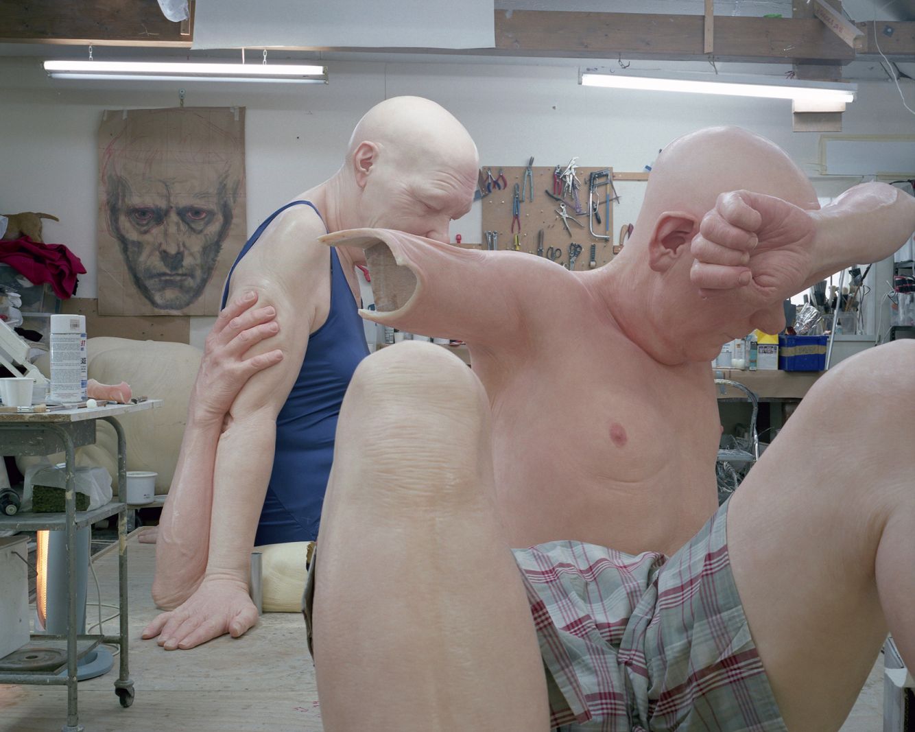 I værkstedet hos Boys far Ron Mueck</br>Ron Mueck er en kunstner, som mestrer de materialer, han arbejder med, til perfektion.
<br />I værkstedet hos Ron Mueck.
<br /></br>Foto: Gautier Deblonde