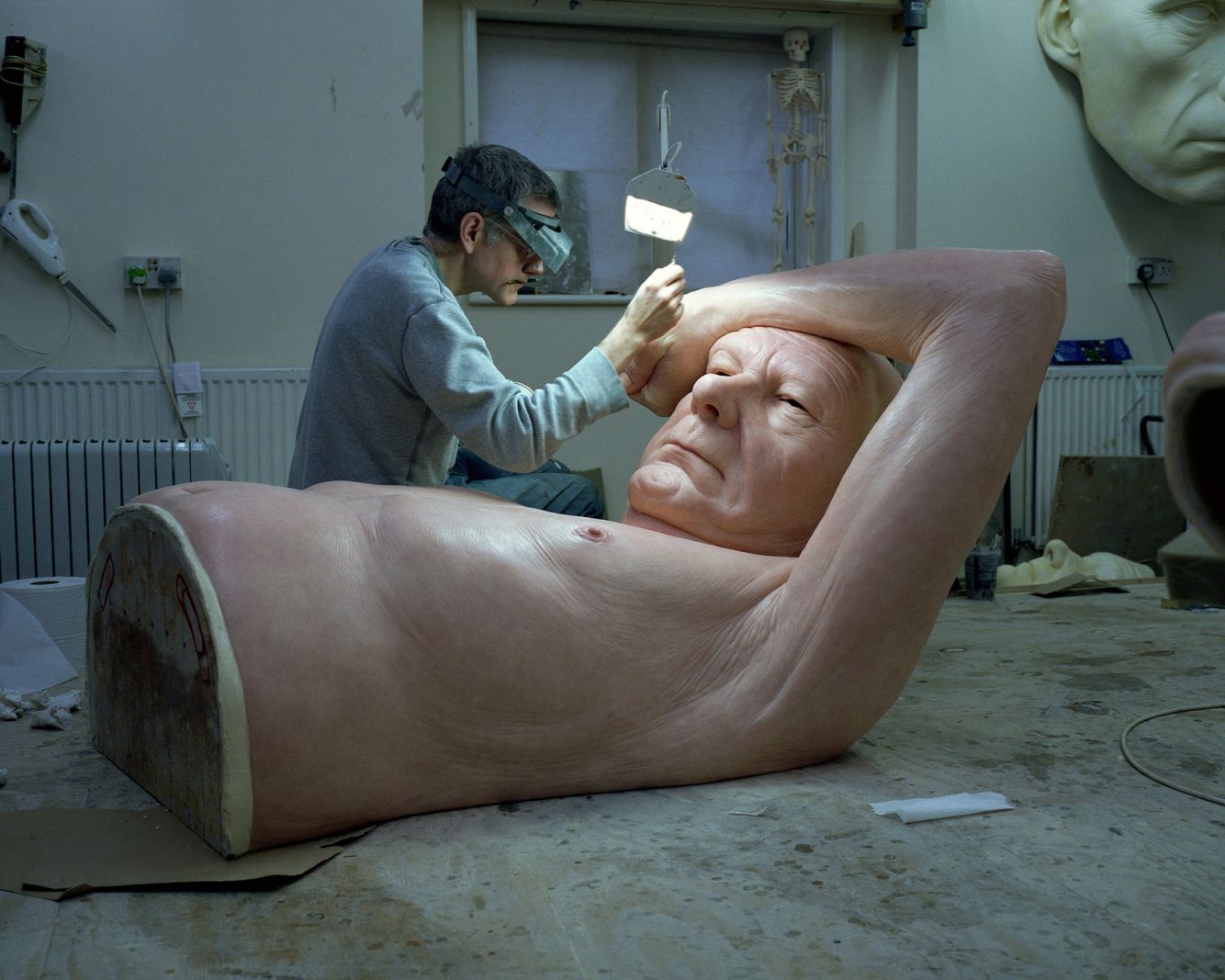 I værkstedet hos Boys far Ron Mueck</br>Men han gør mere end bare at genskabe virkelighedens mennesker. Han laver skulpturer, som altid er enten større eller mindre end rigtige mennesker.
<br />I værkstedet hos Ron Mueck.
<br /></br>Foto: Gautier Deblonde